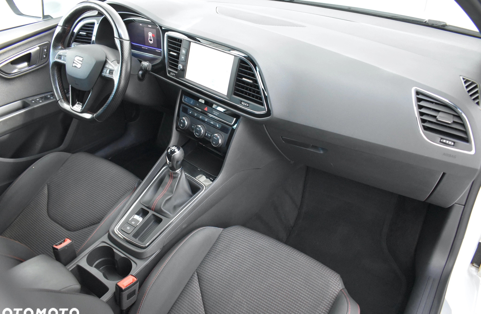 Seat Leon cena 56900 przebieg: 219000, rok produkcji 2018 z Zdzieszowice małe 781